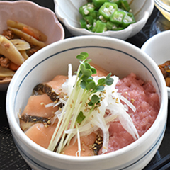 サーモンねぎとろ丼